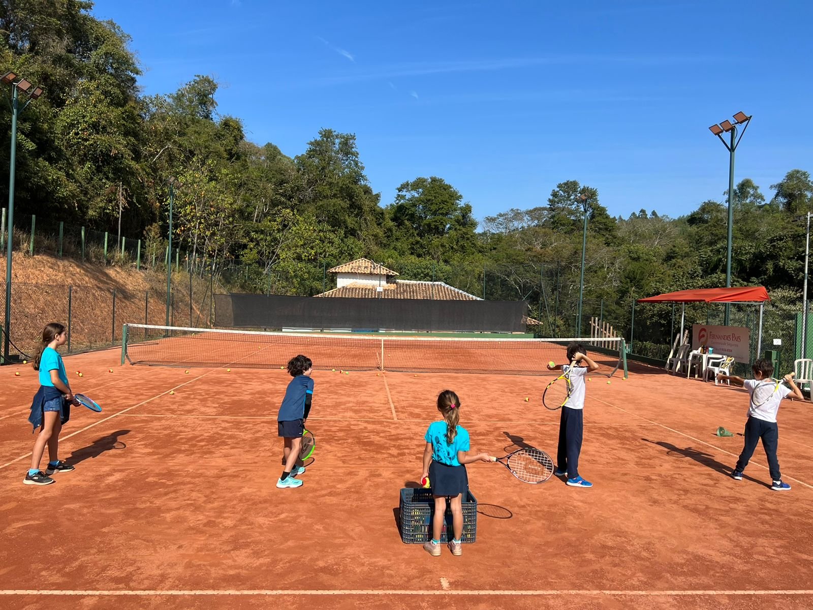 Aula de tênis para crianças a partir dos 4 anos Aula de tênis infantil